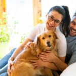 couple famille calin chien