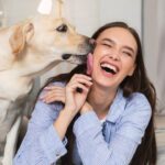 chien qui lèche sa maitresse
