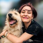 femme adopte un chien à la SPA