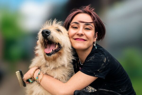 femme adopte un chien à la SPA